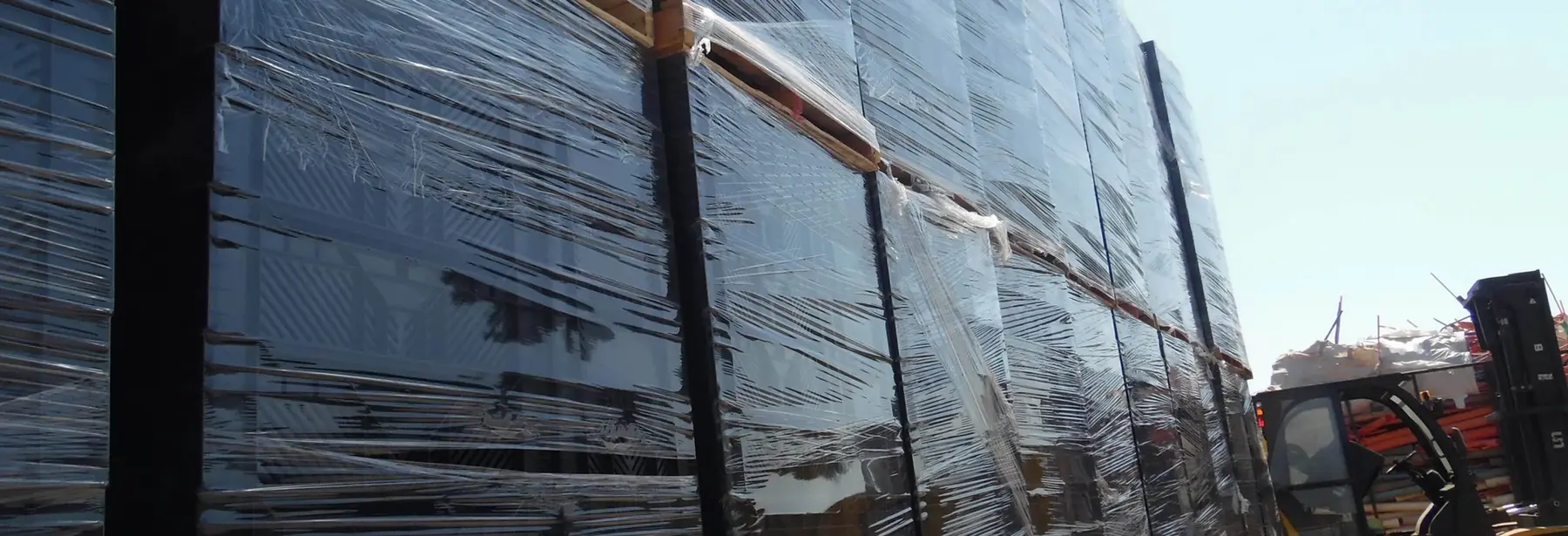 Bodega Freeplast con cajas apiladas
