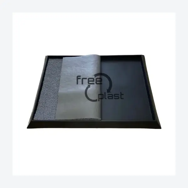 Base plástica para pediluvio Freeplast con alfombrilla.